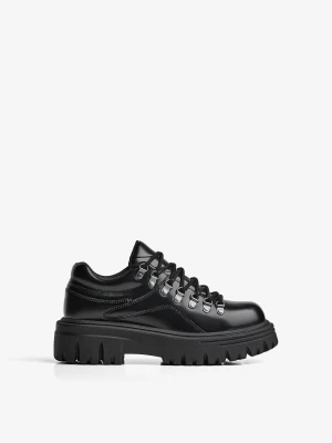 Bershka Buty Ze Zdobieniami Metalowymi Mężczyzna Czarny