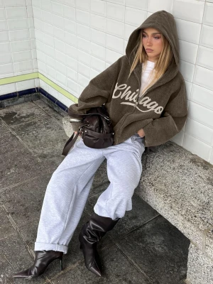 Bershka Chenille'owy Sweter Z Suwakiem I Kapturem Z Nadrukiem Kobieta Szary