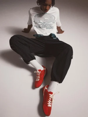 Bershka Cienkie Buty Sportowe W Stylu Retro Mężczyzna Czerwony
