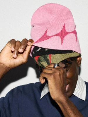Bershka Czapka Beanie Z Dzianiny We Wzór W Gwiazdy Mężczyzna Różowy