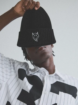 Bershka Czapka Beanie Z Haftem Demon Melt Mężczyzna Czarny