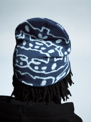 Bershka Czapka Beanie Z Nadrukiem Mężczyzna Niebieski