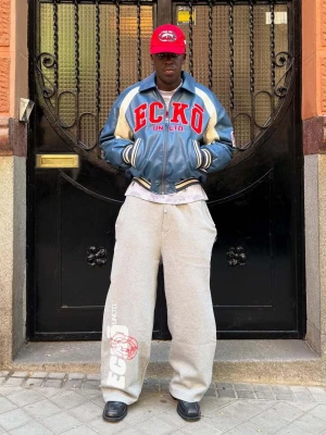 Bershka Czapka Ecko Unltd Z Naszywkami Mężczyzna Czerwony