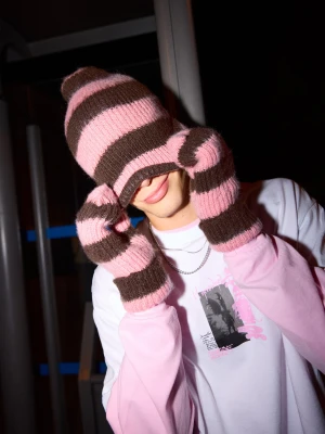 Bershka Czapka W Paski Mężczyzna Różowy