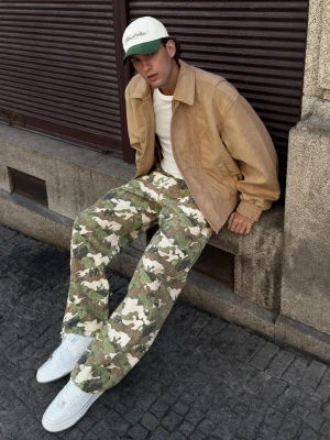 Bershka Czapka Z Daszkiem Z Haftem Mężczyzna Biały