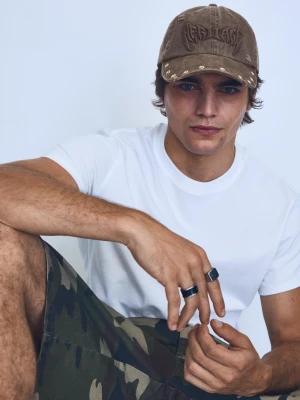 Bershka Czapka Z Daszkiem Z Haftowanymi Oczkami Mężczyzna Brązowy