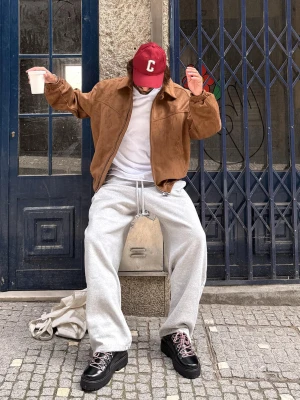 Bershka Czapka Z Haftem Mężczyzna Bordowy