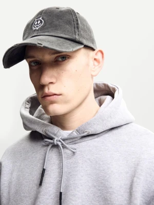 Bershka Czapka Z Przetarciami I Haftem Mężczyzna Czarny