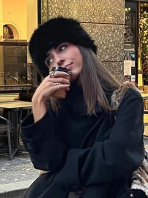 Bershka Czapka Ze Sztucznego Futerka Kobieta Czarny