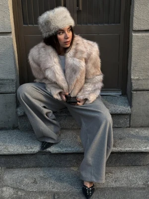 Bershka Czapka Ze Sztucznego Futerka Kobieta Kremowy