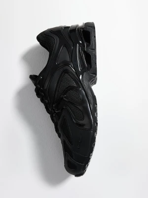Bershka Czarne Buty Sportowe Out Of Core Mężczyzna Czarny