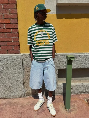 Bershka Denimowe Bermudy Skater Mężczyzna Jasnoniebieski