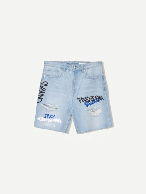 Bershka Denimowe Bermudy Z Nadrukiem Mężczyzna Wyblakły Niebieski