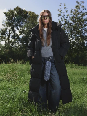 Bershka Długi Pikowany Płaszcz Z Kapturem Wodoodporny Kobieta Czarny