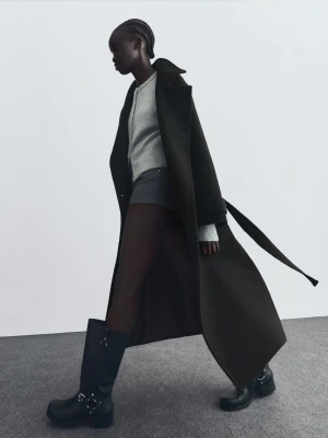 Bershka Długi Płaszcz Z Wysokim Kołnierzem Kobieta Czarny