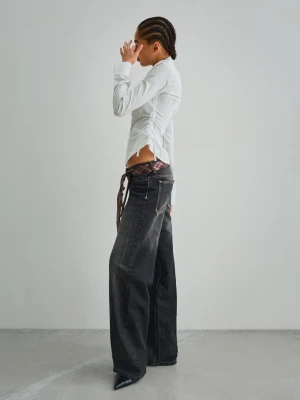 Bershka Dopasowana Koszula Z Marszczeniem Z Boku Kobieta Biały