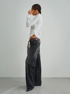 Bershka Dopasowana Koszula Z Marszczeniem Z Boku Kobieta Biały