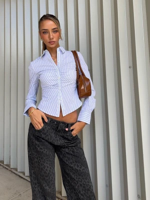 Bershka Dopasowana Koszula Z Rozcięciem Kobieta Niebieski