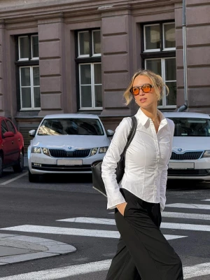 Zdjęcie produktu Bershka Dopasowana Koszula Z Rozszerzanym Rękawem Kobieta Biały