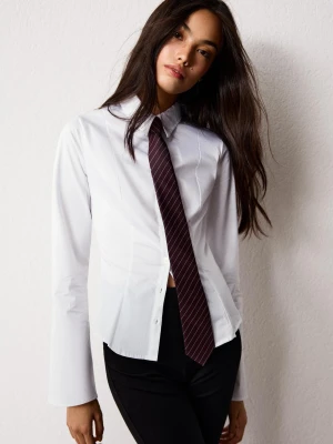 Bershka Dopasowana Koszula Z Rozszerzanym Rękawem Kobieta Biały