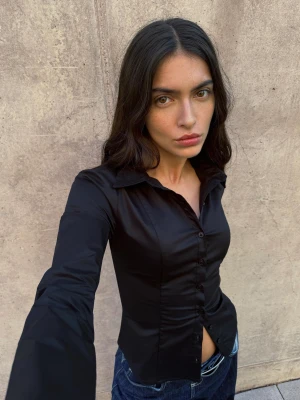 Bershka Dopasowana Koszula Z Rozszerzanym Rękawem Kobieta Czarny