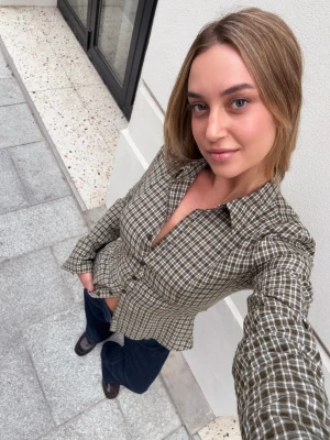 Bershka Dopasowana Koszula Z Rozszerzanym Rękawem Kobieta Khaki