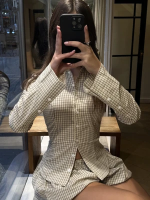 Bershka Dopasowana Koszula Z Rozszerzanym Rękawem Kobieta Piaskowy