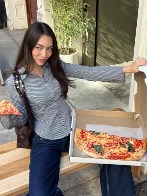 Bershka Dopasowana Koszula Z Rozszerzanym Rękawem Kobieta Szary