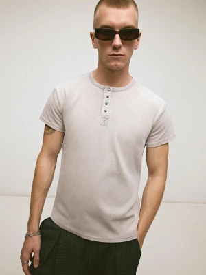 Zdjęcie produktu Bershka Dopasowana Koszulka Z Dekoltem Henley, Sprana Mężczyzna Szary