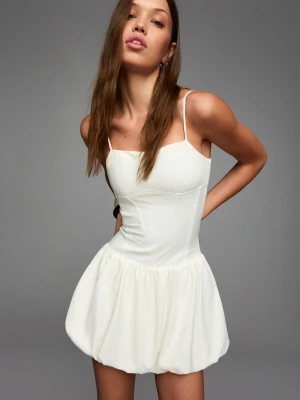 Bershka Dopasowana Sukienka Mini Z Balonowym Dołem Kobieta Biały
