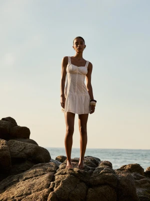 Bershka Dopasowana Sukienka Mini Z Haftem I Rozkloszowanym Krojem Kobieta Biały