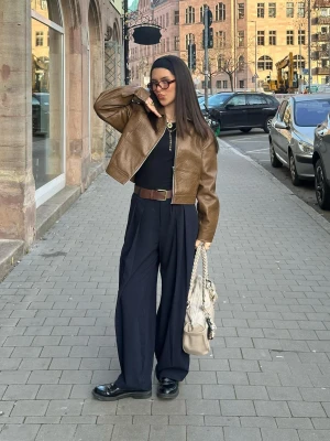 Bershka Dopasowane Spodnie Balloon Kobieta Granatowy