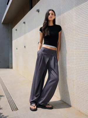 Bershka Dopasowane Spodnie Z Kopertową Talią Kobieta Ciemnoszary