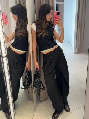 Bershka Dopasowane Spodnie Z Kopertową Talią Kobieta Czarny