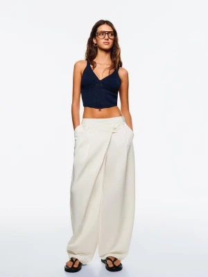 Bershka Dopasowane Spodnie Z Kopertową Talią Kobieta Kremowy