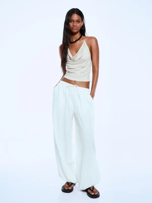 Bershka Drapowany Top Z Ćwiekami Kobieta Piaskowy