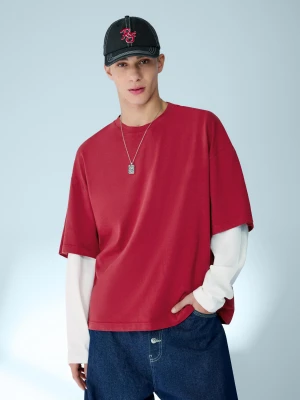 Bershka Dwuwarstwowa Koszulka Z Nadrukiem Na Rękawach Mężczyzna Czerwony