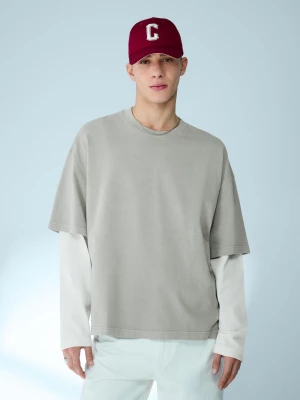 Bershka Dwuwarstwowa Koszulka Z Nadrukiem Na Rękawach Mężczyzna Popielaty