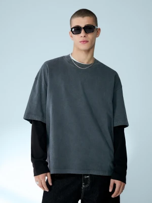 Bershka Dwuwarstwowa Koszulka Z Nadrukiem Na Rękawach Mężczyzna Szary