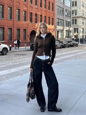 Bershka Dzianinowa Kurtka Z Zamkiem, Kapturem I Sztucznym Futerkiem Kobieta Brązowy