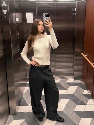 Zdjęcie produktu Bershka Dzianinowa Kurtka Z Zamkiem, Kapturem I Sztucznym Futerkiem Kobieta Kremowy