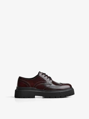 Bershka Eleganckie Buty Z Dziurkowaniem Mężczyzna Rubinowy
