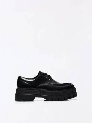 Bershka Eleganckie Buty Z Przeszyciem Mężczyzna Czarny