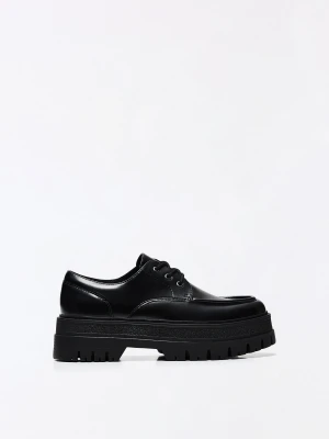 Bershka Eleganckie Buty Z Przeszyciem Mężczyzna Czarny