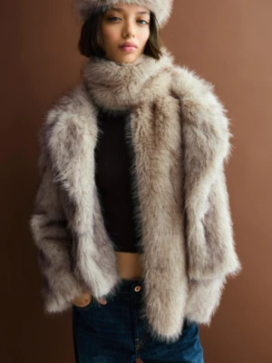 Bershka Etole Z Efektem Futra Kobieta Kremowy