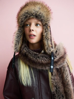 Bershka Etole Z Efektem Futra Kobieta Piaskowy