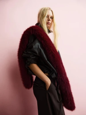 Bershka Etole Z Efektem Futra Kobieta Rubinowy