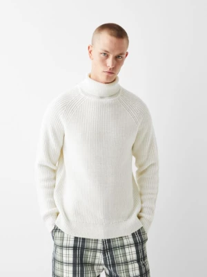 Bershka Gruby Sweter Z Golfem Z Materiału O Fakturze Flauszu Mężczyzna Biały