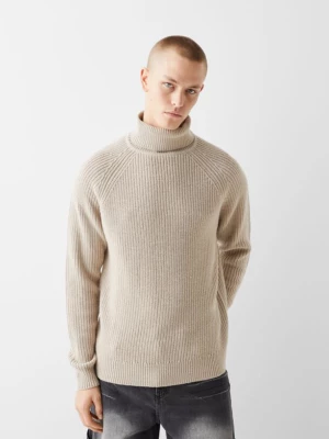 Bershka Gruby Sweter Z Golfem Z Materiału O Fakturze Flauszu Mężczyzna Ciemnobeżowy