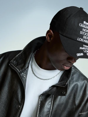 Bershka Haftowana Czapka Mężczyzna Czarny